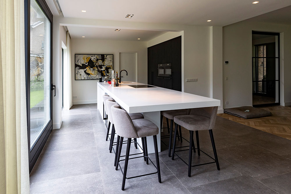 Eerste Opiaat optocht Frisse witte woonkeuken met werkblad van bijna 5 meter - Mooii Keukens &  Interieur